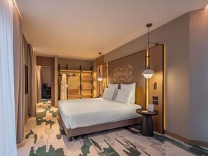 Deluxe Suite, 1 King Bed (Atrium View) | Ropa de cama de alta calidad, minibar, caja fuerte y escritorio