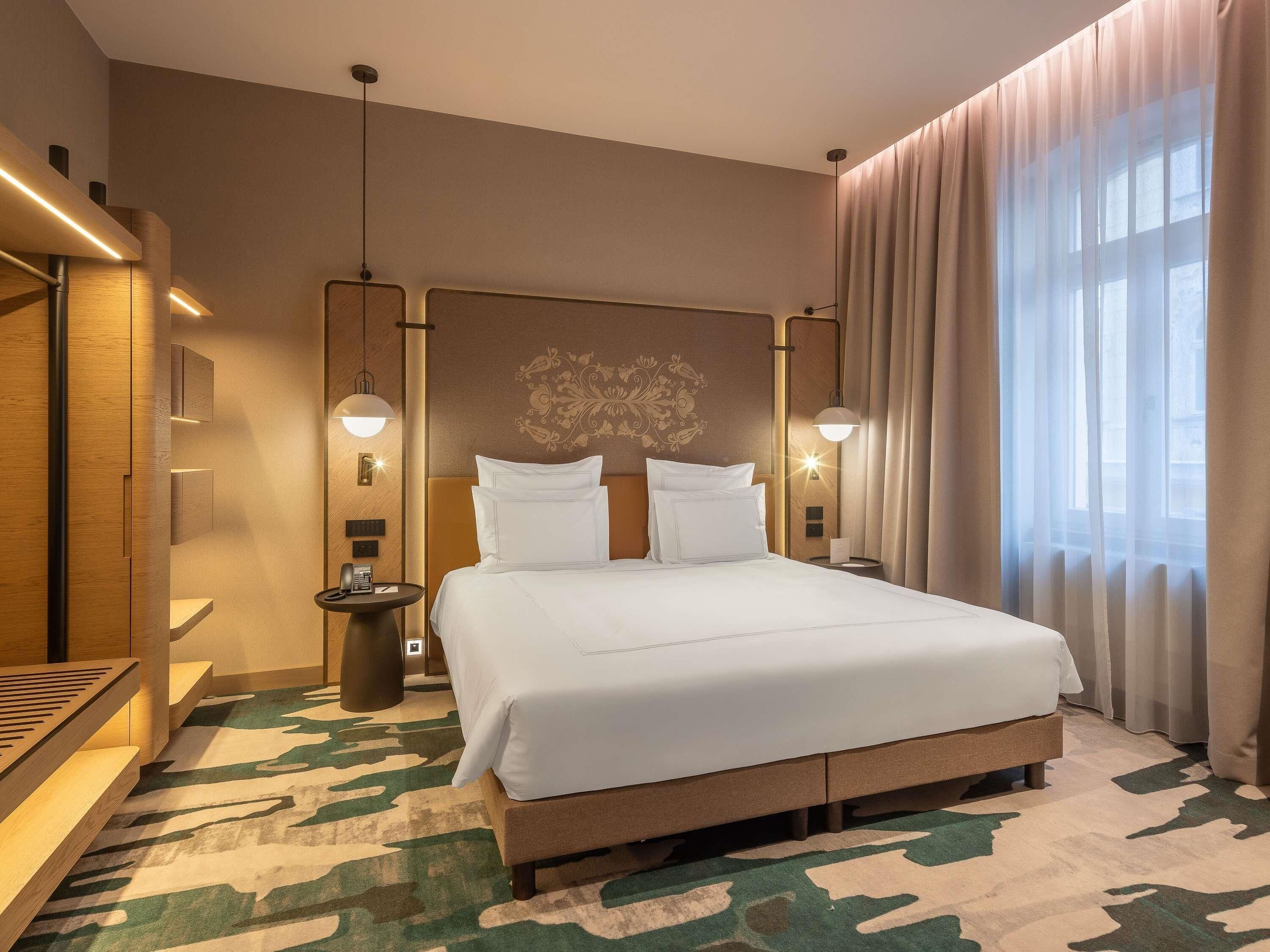 Executive Suite, 1 King Bed | Ylelliset vuodevaatteet, minibaari, tallelokero huoneessa, työpöytä