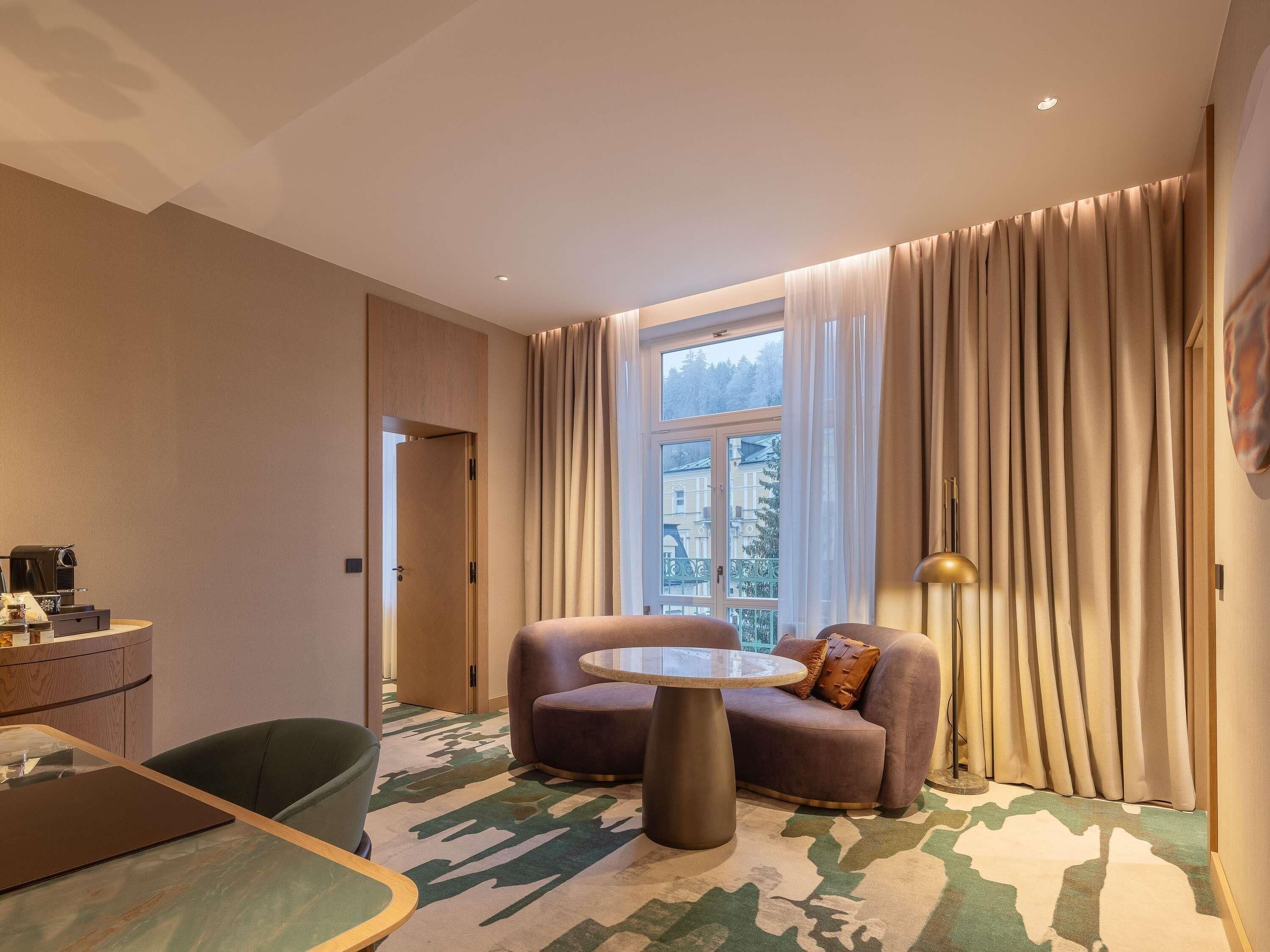 Deluxe Suite, 1 King Bed | Biancheria da letto di alta qualità, minibar, cassaforte in camera