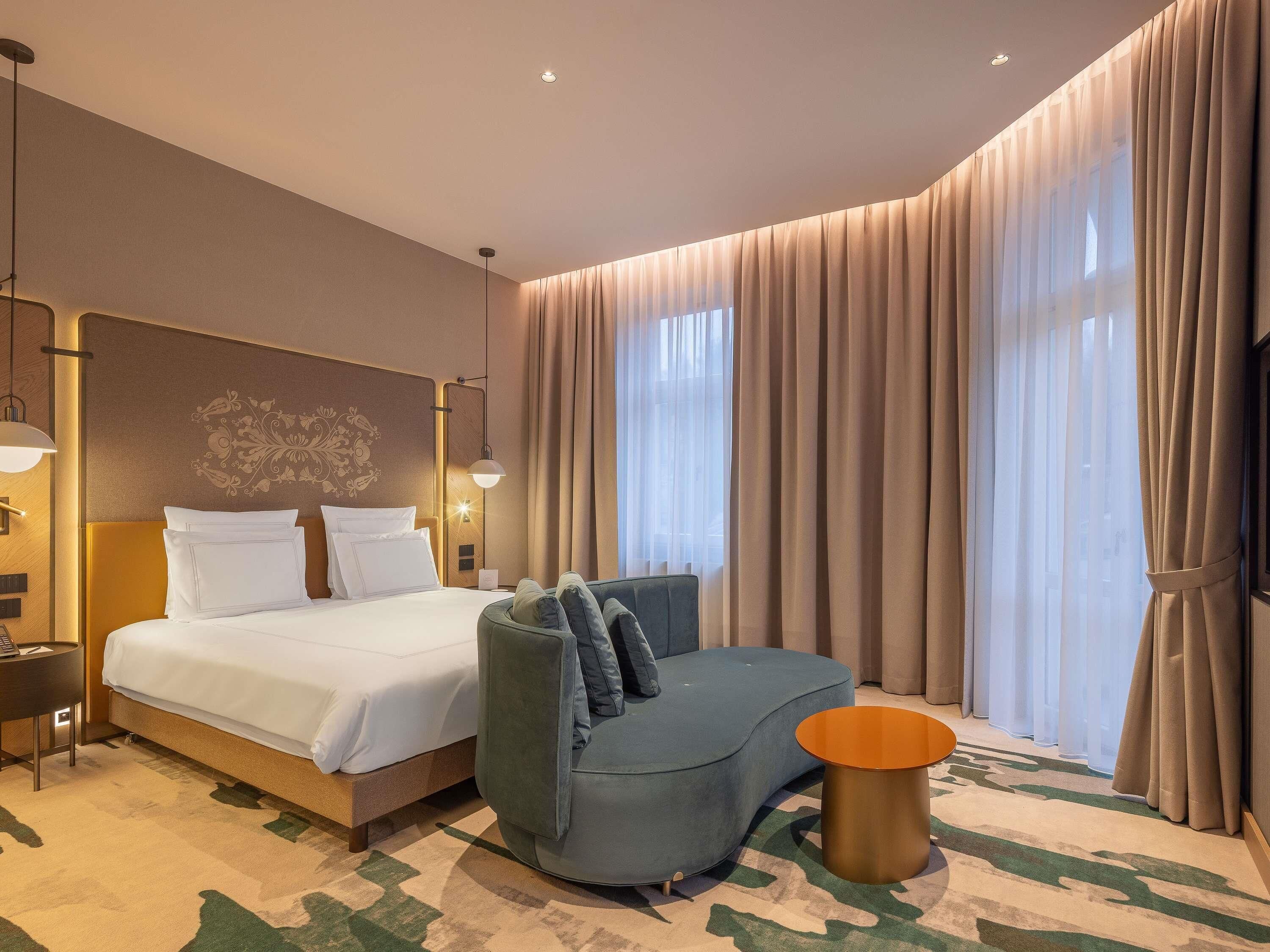 Deluxe Suite, 1 King Bed | Ylelliset vuodevaatteet, minibaari, tallelokero huoneessa, työpöytä