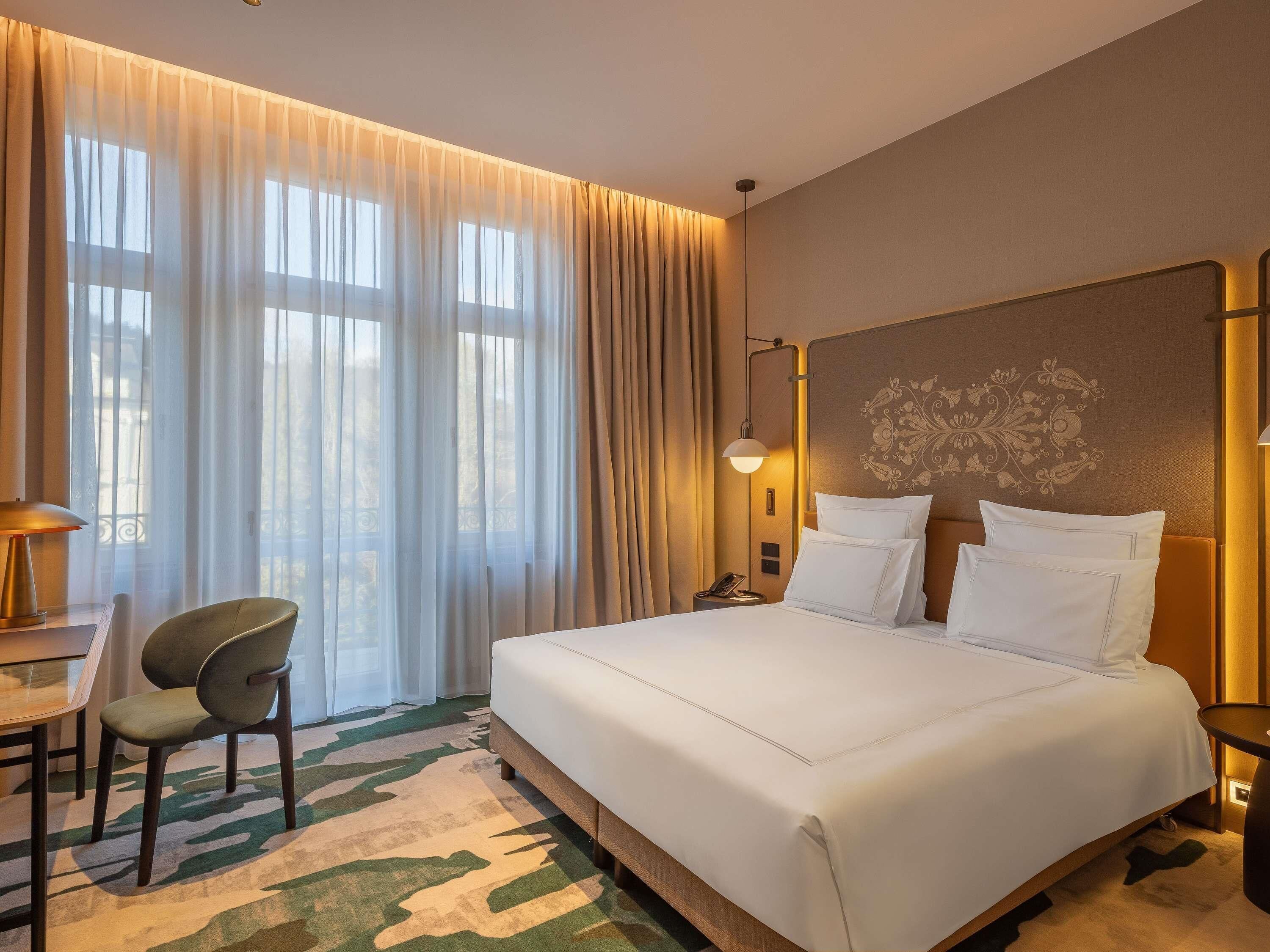 Swiss, Superior Room, 1 Double Bed | Ylelliset vuodevaatteet, minibaari, tallelokero huoneessa, työpöytä