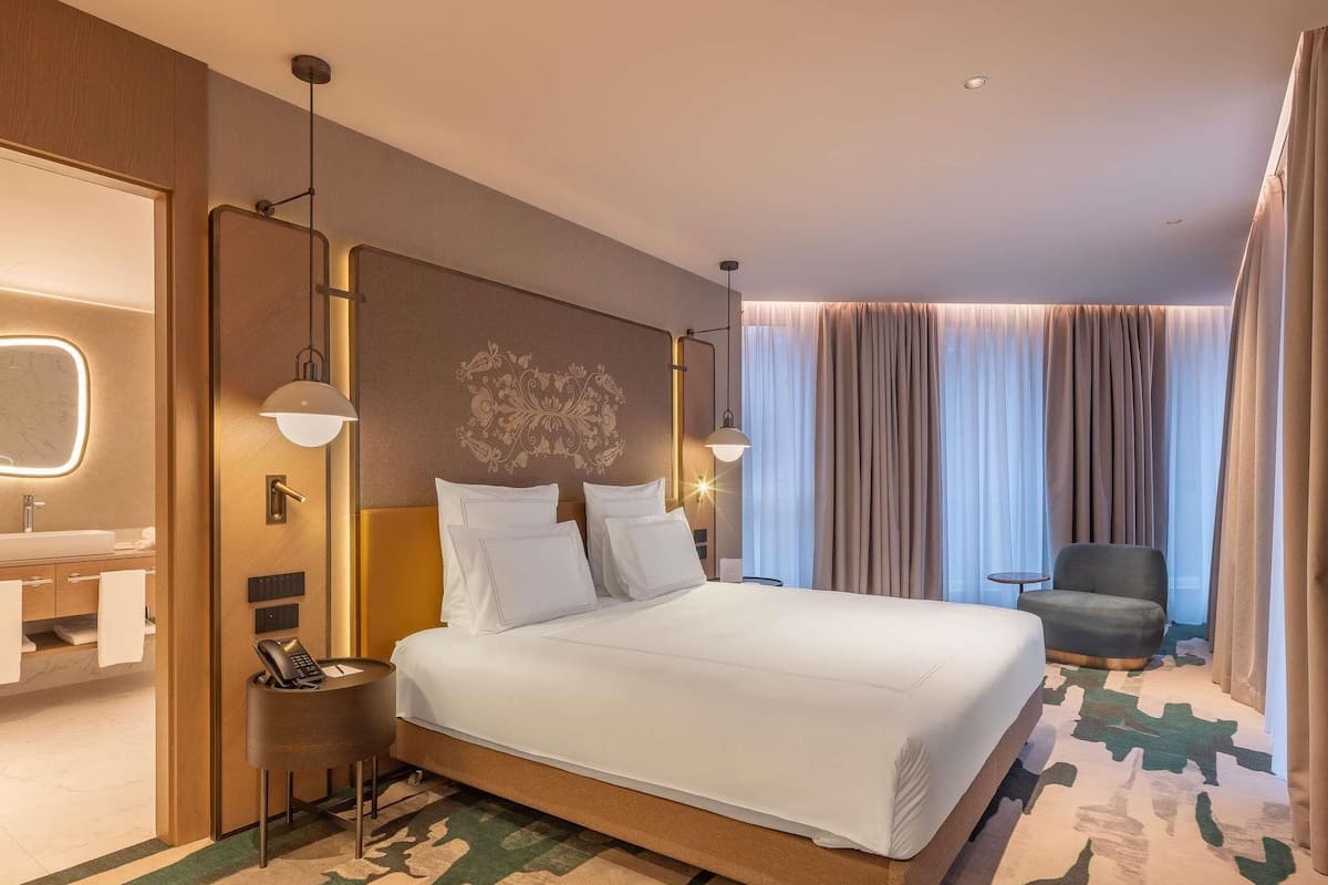 Deluxe Suite, 1 King Bed (Atrium View) | Premium bedding, minibar, in-room safe, desk