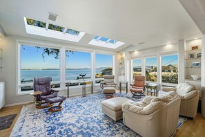 Living area - Luxury Beachfront  - 3-bedroom house in Camano, perfect relaxation - Hot tub (Camano)