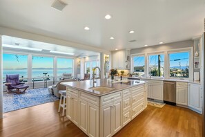 Interior - Luxury Beachfront  - 3-bedroom house in Camano, perfect relaxation - Hot tub (Camano)