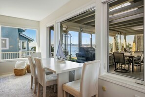 Dining - Luxury Beachfront  - 3-bedroom house in Camano, perfect relaxation - Hot tub (Camano)