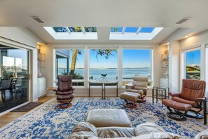 Interior - Luxury Beachfront  - 3-bedroom house in Camano, perfect relaxation - Hot tub (Camano)