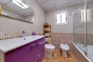 Hair dryer, bidet, towels, soap - Fantastic 4-bedroom apartment, only 150m from the beach of Los Locos, Torrevieja (Torrevieja)