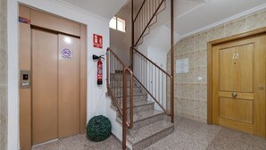 A staircase with a fire extinguisher, a no parking sign, and a door labeled 'B'. - Fantastic 4-bedroom apartment, only 150m from the beach of Los Locos, Torrevieja (Torrevieja)