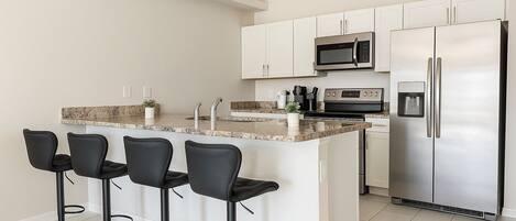 Kühlschrank, Mikrowelle, Ofen, Herdplatte