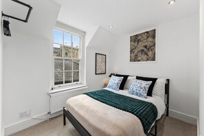4 bedrooms, iron/ironing board, Internet, bed sheets
