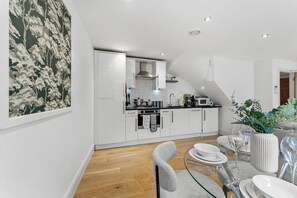 Fridge, microwave, oven, stovetop - Lovely Flat in the Heart of Bath (Bath)