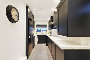 Frigorífic, microones, forn i placa de cuina 