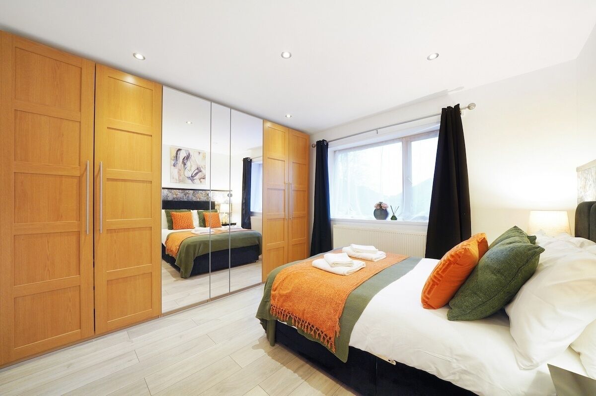 2 quartos, ferros/tábuas de passar roupa, acesso à internet