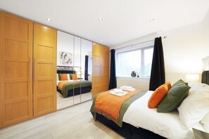 2 عدّة غرف نوم ومكواة/لوح كي وخدمة الإنترنت وملاءات أسرّة