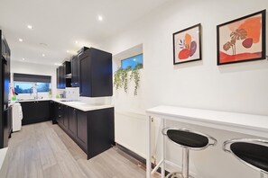 ثلاجة، ميكروويف، فرن، موقد طهي مسطح