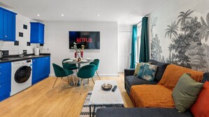 A modern living space with a kitchen, dining area, and seating area. - Boutique Bristol Abode - Games Room (Bristol)