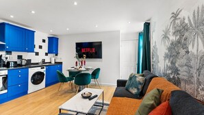 A modern apartment with a kitchen, dining area, and living room. - Boutique Bristol Abode - Games Room (Bristol)