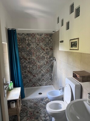Shower, towels - Room 'Stanza 3' with Sea View, Shared Terrace and Wi-Fi (Castiglione Chiavarese)