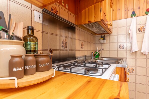 Réfrigérateur, four à micro-ondes, un four, lave-vaisselle