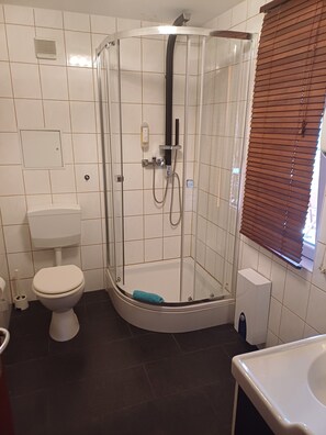 Shower, hair dryer, towels, soap - Vacation home in the Mecklenburg Kleinseenplatte, access to the Müritz (Mirow)