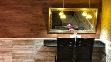 Luxury Suite, 1 Queen Bed | In-room dining