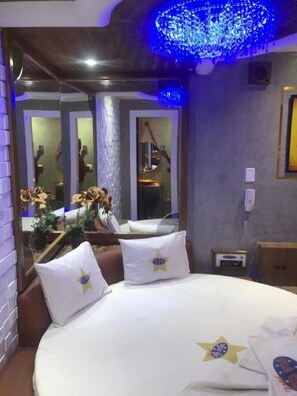 Phòng đôi Deluxe, 1 giường đôi | Truy cập Internet không dây 