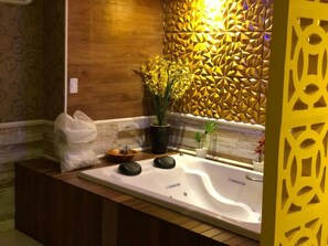 Phòng Suite Cao cấp, 1 giường cỡ queen | Bồn tắm spa riêng