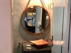Phòng Suite Cao cấp, 1 giường cỡ queen | Phòng tắm | Khăn tắm, xà phòng, dầu gội, giấy vệ sinh 