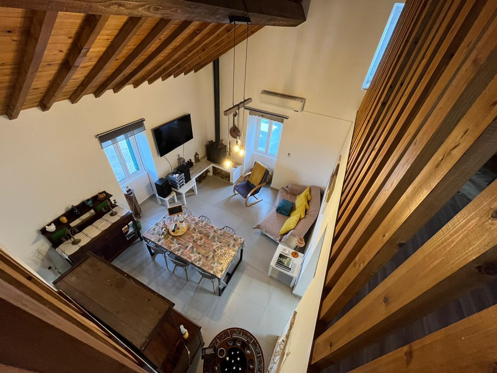 تلفزيون ذكي، مدفأة، مشغل دي في دي، كُتُب