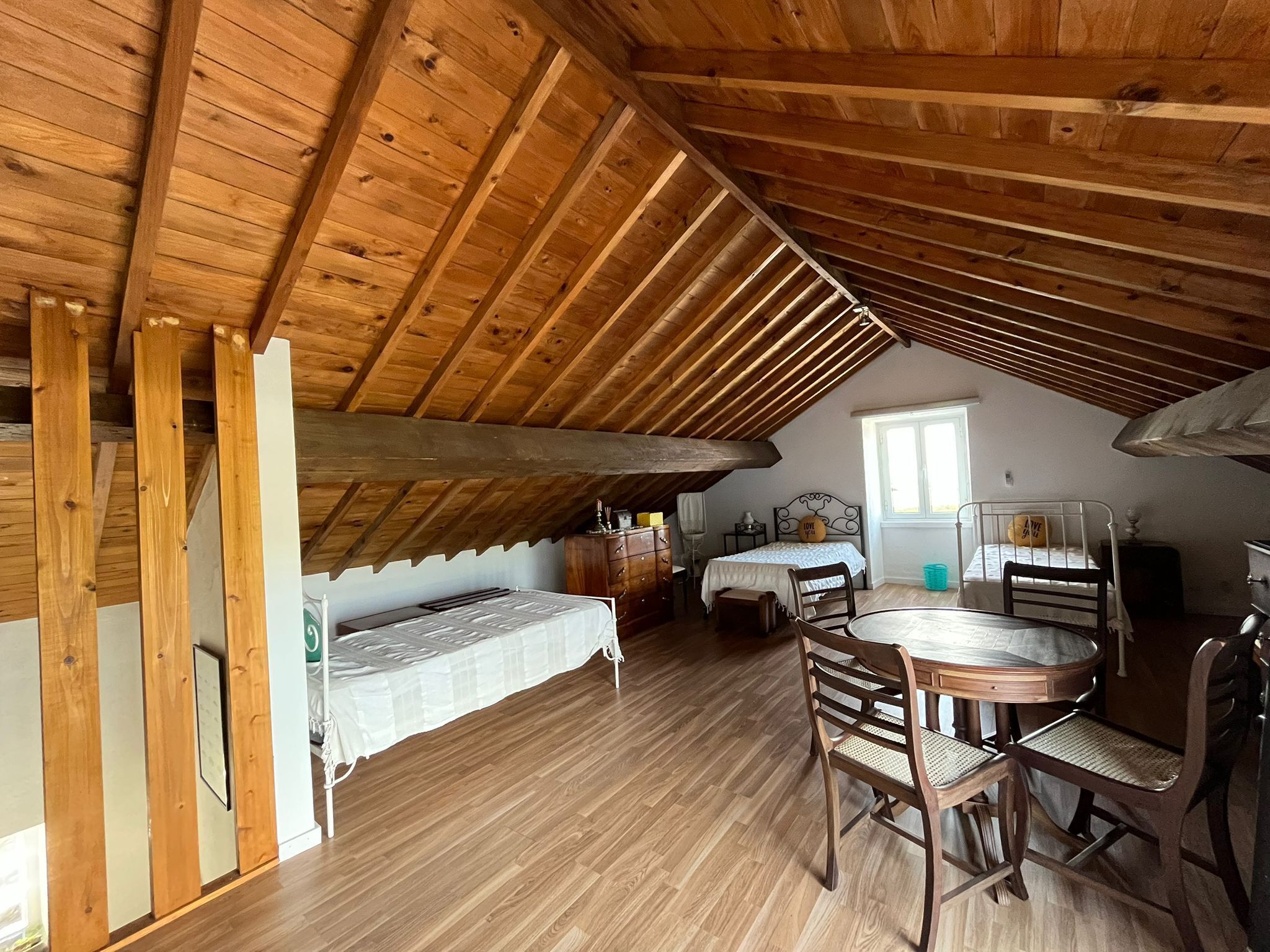 2 عدّة غرف نوم ومكواة/لوح كي وواي فاي مجانًا وملاءات أسرّة