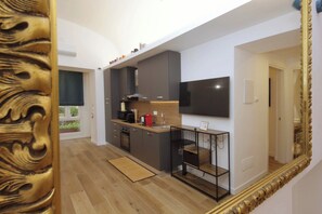 Four à micro-ondes, un four, surface de cuisson, lave-vaisselle