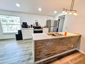 Microondas, horno, placa de cocina