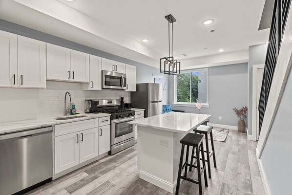 Four Ă micro-ondes, un four, surface de cuisson, lave-vaisselle