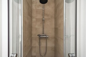 Dusche, Haartrockner, Handtücher