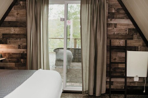 Rooftop cabin on amazing Crookneck Lake! "The Crookneck Lookout"