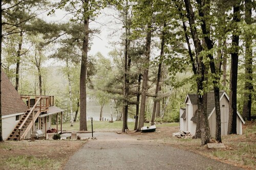 Rooftop cabin on amazing Crookneck Lake! "The Crookneck Lookout"