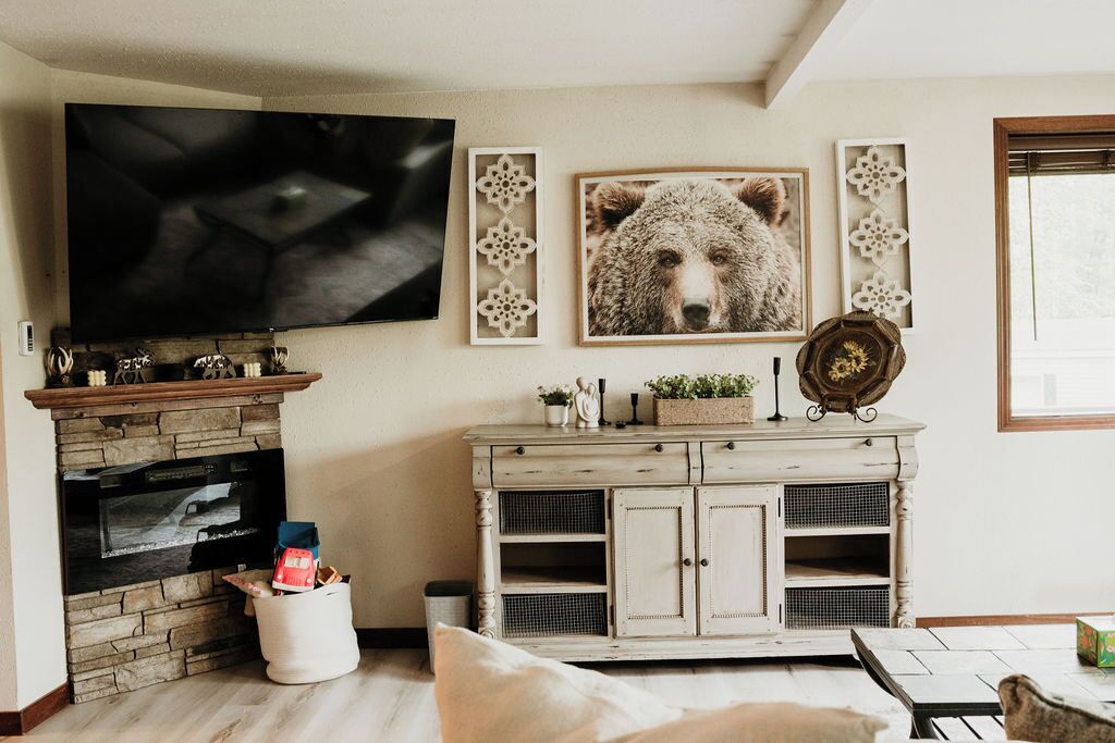 Una Smart TV, una chimenea