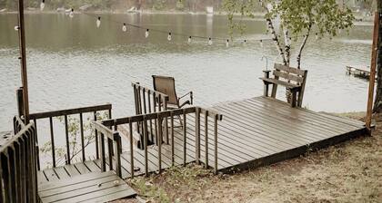 Rooftop cabin on amazing Crookneck Lake! "The Crookneck Lookout"