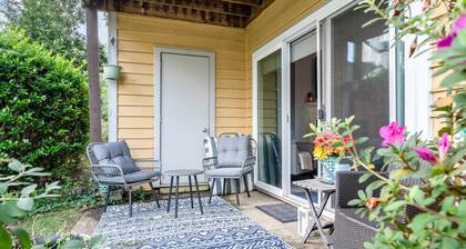 Unique South End Gem w Fenced Yard! Minutes To Uptown & South Park w King Suite & Private Library!