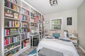 2 bedrooms, desk, iron/ironing board, free WiFi - Unique South End Gem w Fenced Yard! Minutes To Uptown & South Park w King Suite & Private Library! (Charlotte)