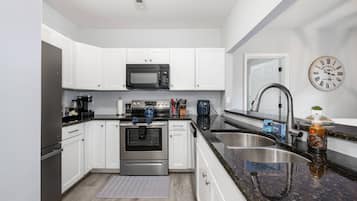 Microondas, lavavajillas y cafetera y tetera