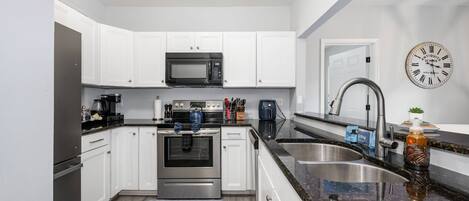 Micro-ondas, lava-louças, cafeteira/chaleira