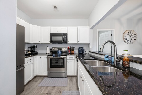 ميكروويف، غسالة أطباق، ماكينة لصنع القهوة/الشاي