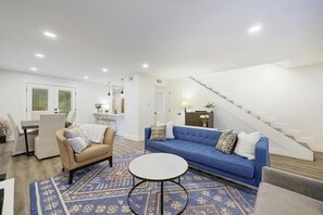 Living area - Welcoming 2-bedroom condo with AC in vibrant Austin (Austin)