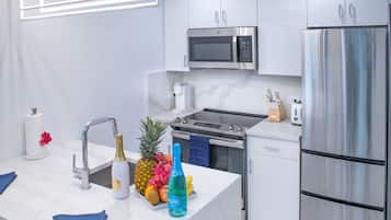 Fridge, microwave, stovetop, dishwasher