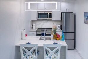 Fridge, microwave, stovetop, dishwasher