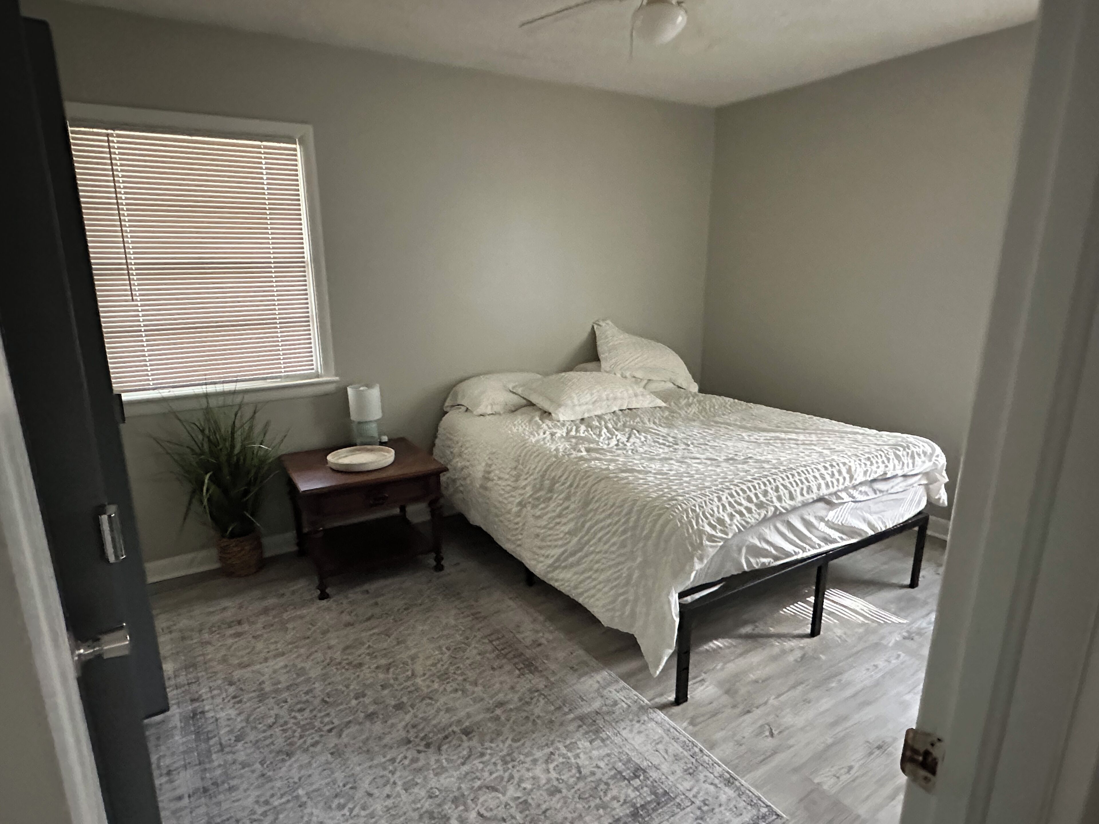 3 habitaciones, tabla de planchar con plancha, wifi y ropa de cama 