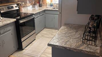 Microondas, horno, placa de cocina y lavavajillas