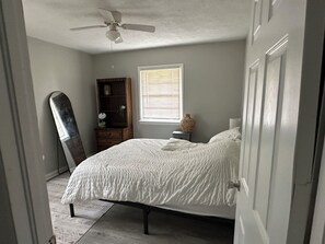 3 bedrooms, iron/ironing board, WiFi, bed sheets