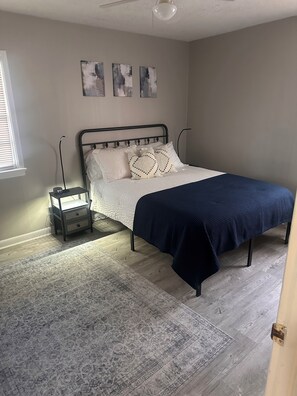 3 chambres, fer et planche à repasser, Wi-Fi, draps fournis